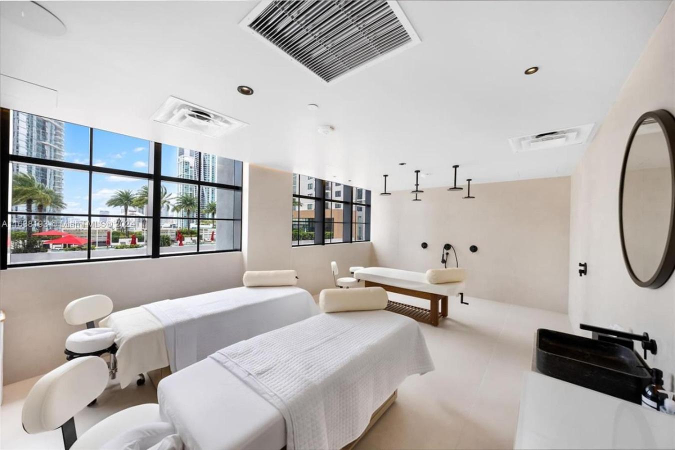 2 Bedroom Stylish Downtown Pool Gym
