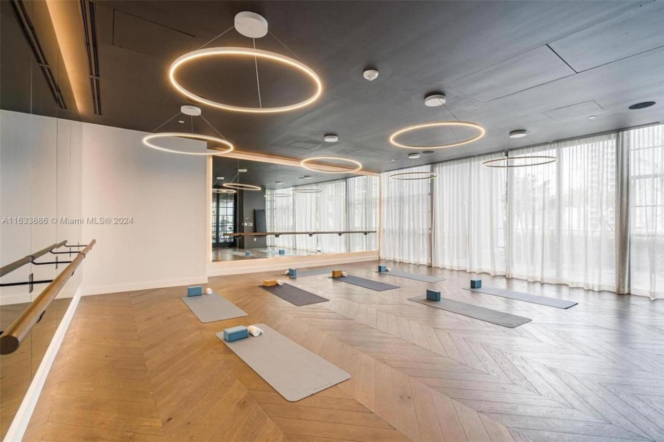 2 Bedroom Stylish Downtown Pool Gym Apartment *