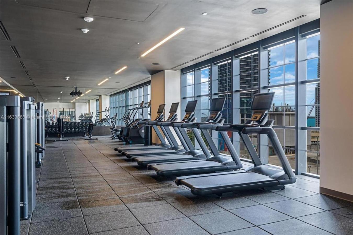 Apartment 2 Bedroom Stylish Downtown Pool Gym Miami