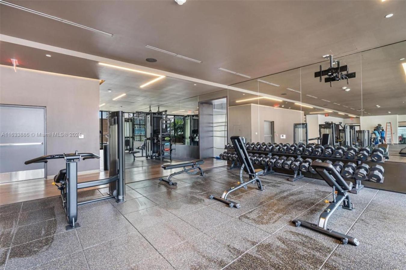 Apartment 2 Bedroom Stylish Downtown Pool Gym