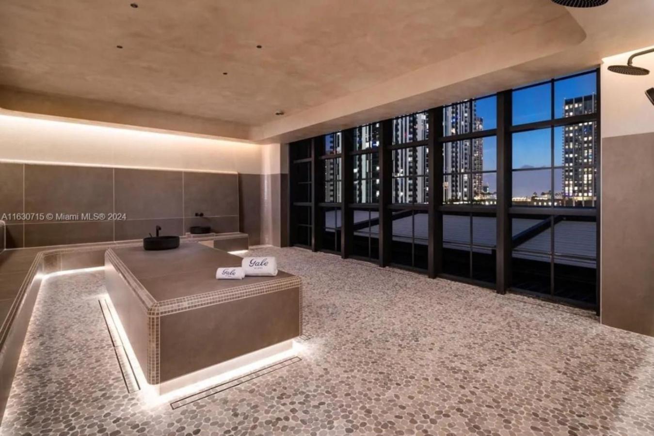 2 Bedroom Stylish Downtown Pool Gym Apartment *