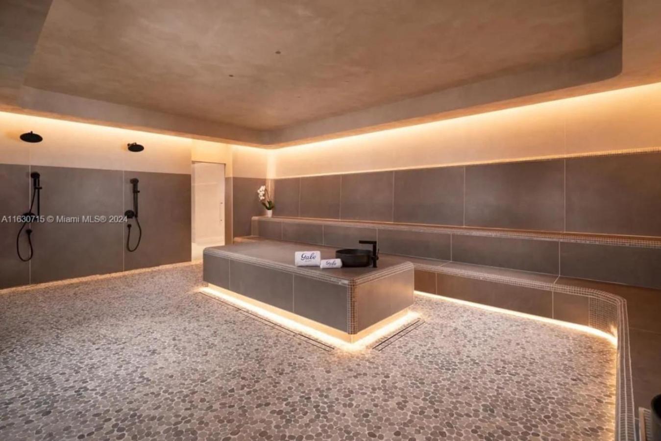 Apartment 2 Bedroom Stylish Downtown Pool Gym *