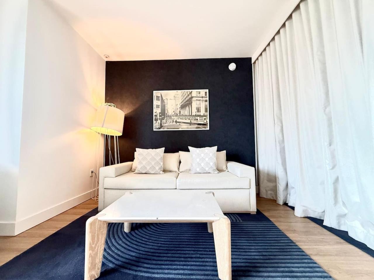 2 Bedroom Stylish Downtown Pool Gym Apartment