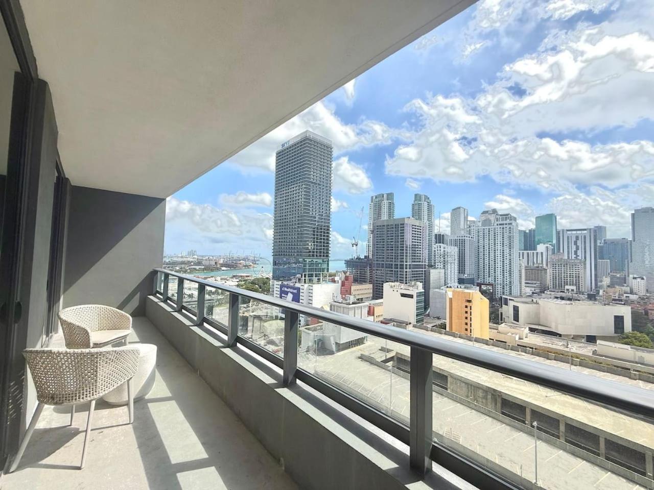 2 Bedroom Stylish Downtown Pool Gym Miami