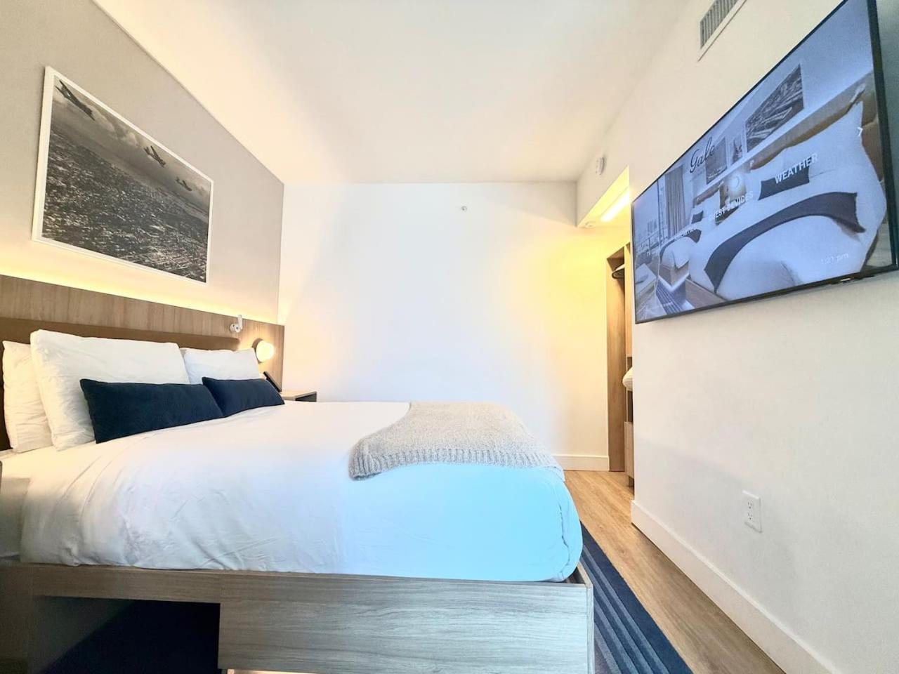 Apartment 2 Bedroom Stylish Downtown Pool Gym *