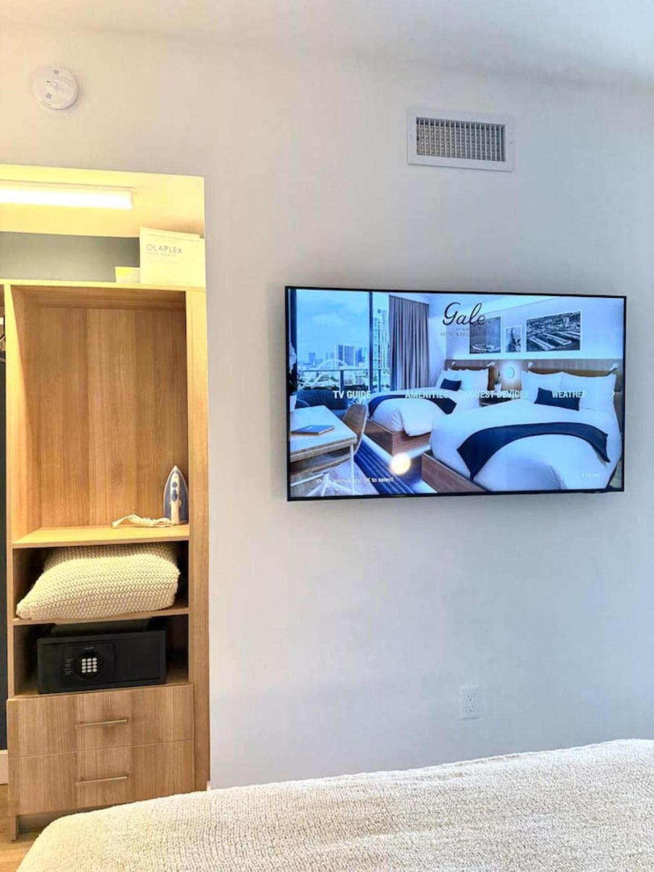 2 Bedroom Stylish Downtown Pool Gym * Miami