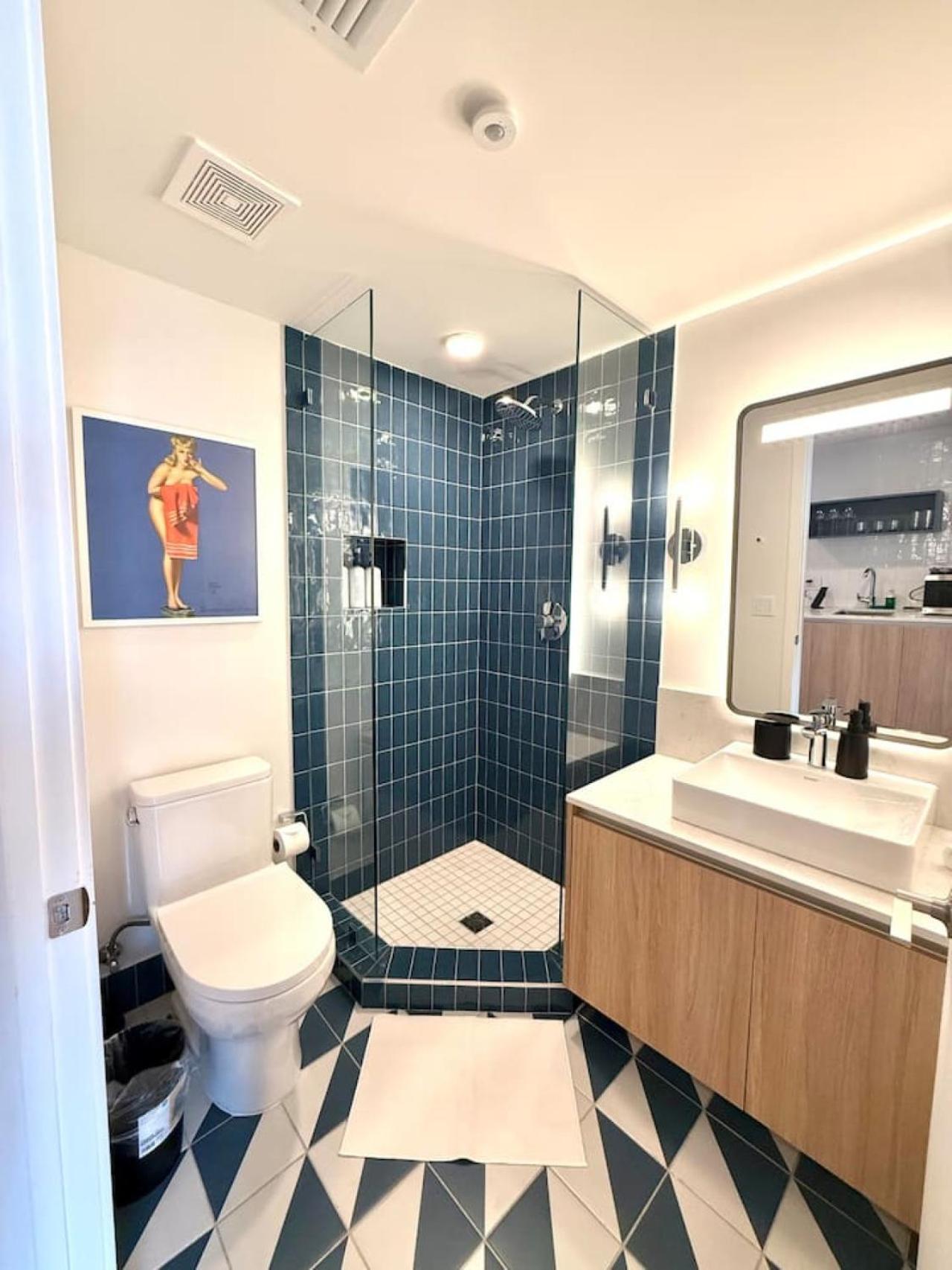 2 Bedroom Stylish Downtown Pool Gym * Miami