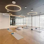 2 Bedroom Stylish Condo Downtown Pool Gym Spa