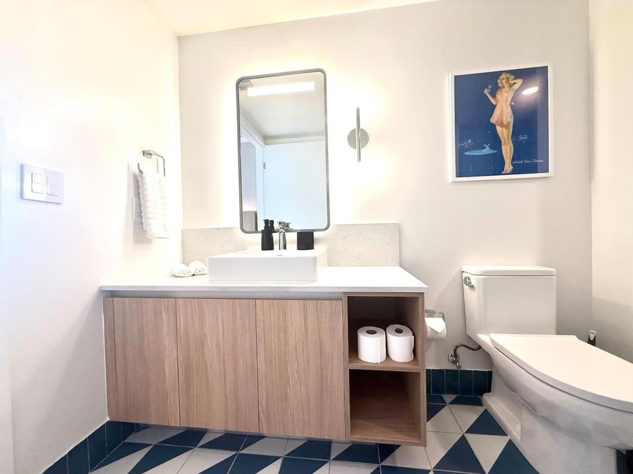 2 Bedroom Stylish Downtown Pool Gym Apartamento