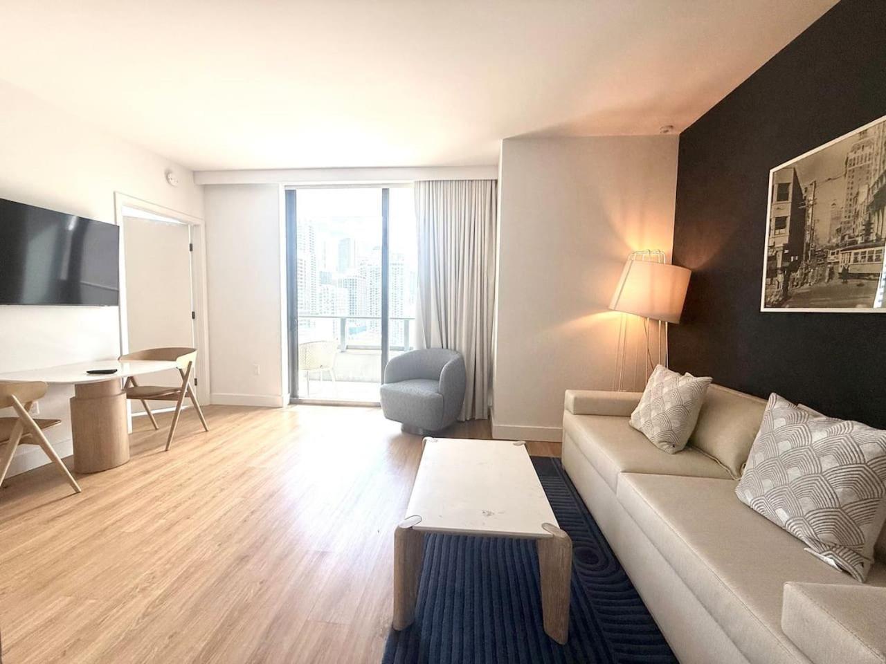 Apartamento 2 Bedroom Stylish Downtown Pool Gym