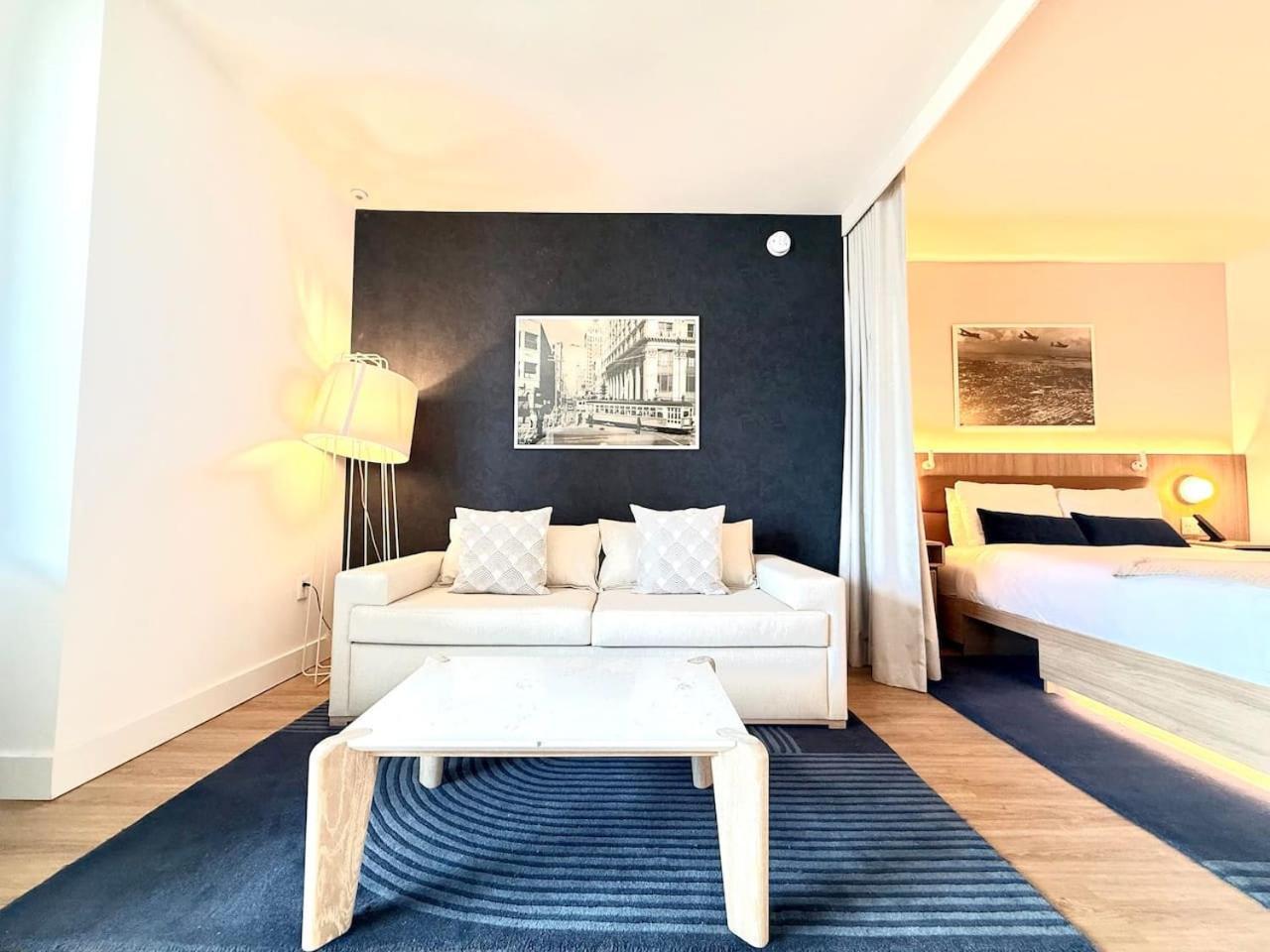 2 Bedroom Stylish Downtown Pool Gym Apartamento
