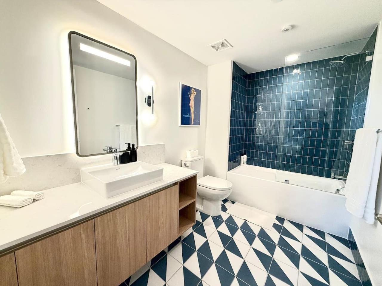 Apartamento 2 Bedroom Stylish Downtown Pool Gym